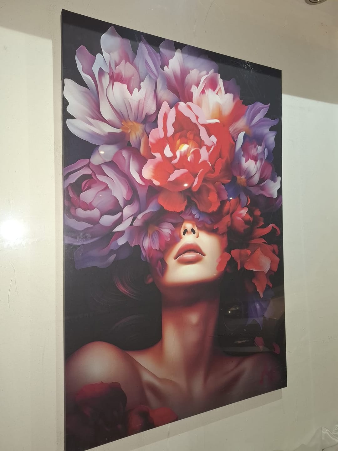 Gro&szlig;es Wandbild mit Blumenkopf-Motiv in Rot- und Violettt&ouml;nen