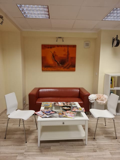 Heller Wartebereich mit Sitzbank und Zeitschriften in der Werkstatt
